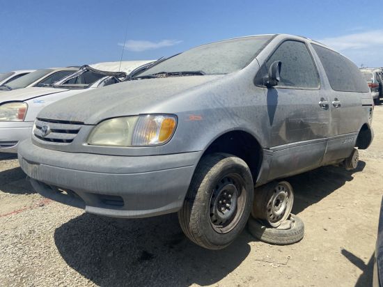 2002 TOYOTA SIENNA